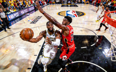 NBA季后赛激烈对抗赛场图片
